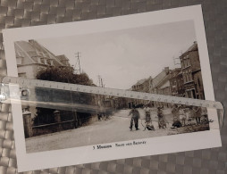 Musson (Belgique) - Reproduction Photo A4 Plastifiée - Collection D'expositions - (route De Baranzy Avec Cyclistes) - Lugares