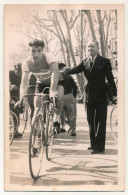 Photographie 9X14cm - RAYMOND ELENA, Coureur Cycliste (Photo Vraisemblablement Prise à Aix En Provence) - Radsport