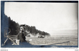 65Cu  Suisse Photo Guerre 14/18 Büreu Officier Assis Dans Sa Voiture Observant Les Tirs De Canon En Septembre 1914 - Autres & Non Classés