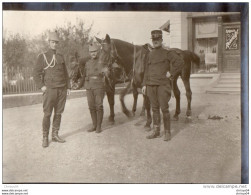 65Cu  Suisse Photo Guerre 14/18 Bassecourt Cavaliers Soldats Devant Un Commerce Place En Octobre 1914 - Autres & Non Classés