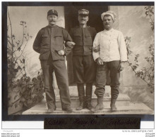 65Cu  Suisse Photo Guerre 14/18 Bassecourt 3 Soldats Cuisinier Devant L'entrée D'une Demeure En Octobre 1914 - Autres & Non Classés