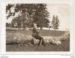 65Cu  Suisse Photo Guerre 14/18 Bassecourt Officier Assis Sur Un Tronc D'arbre  Le 23 Octobre 1914 - Autres & Non Classés