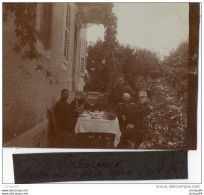 65Cu  Suisse Photo Guerre 14/18 Berlincourt Repas Des Officiers Devant Une Demeure Le 3 Septembre 1914 - Autres & Non Classés