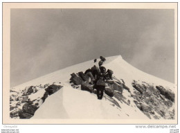 65Cu  Photo Alpinisme Alpiniste Sur Un Sommet Des Alpes Sans Doute En Suisse - Alpinisme