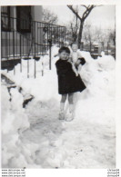 9-86Ve  74 Faverges Photo Fillette Dans La Neige Avec Sa Poupée Jouet - Faverges