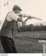 95Eb  Photo Tir Au Fusil De Chasse Pigeons D'argile Ball Trap à Roanne En 1965 - Tiro (armas)