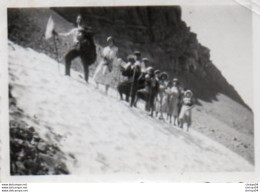 V05A   Photo Groupe De Promeneurs En Montagne Sur Glace Neige Prés Digne Les Bains ? - Alpinisme