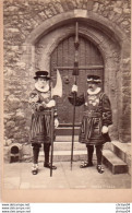 99Avi  Grande Photo Cartonnée Headsman And Warder Tower Of London - Tower Of London