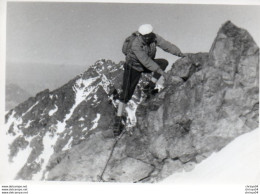 V05y  Photographie (18cm X 13cm) Alpinisme Alpiniste En Cordée En Montagne Dans Les Alpes - Alpinisme