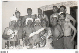 V648Pt  Photo Angola Carmona Devenue Uige Groupe De Jeunes Hommes Torses Nus En 1958 - Angola