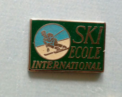 Pin's Ski Ecole International - Sports D'hiver
