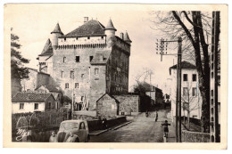 46 - BELLE CARTE PHOTO : LACAPELLE-MARIVAL - LE CHATEAU - RUE ANIMÉE VOITURE ANCIENNE - LOT - Lacapelle Marival