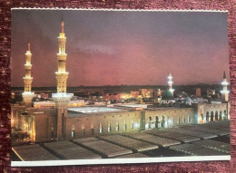 SAUDI ARABI ,MECCA ,,GREEN DOME AND PROPHET'S HOLY MOSQUE AT DUSK POSTCARD - Saoedi-Arabië