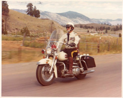 Canada : Motocycliste De La Police Canadienne En Patrouille - Polizei