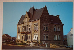 56 Morbihan CPM Baud L'hôtel De Ville- Voiture Citroën Ami 8 - Baud