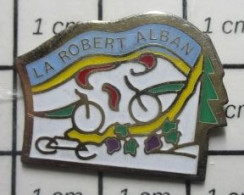 321 Pin's Pins : BEAU ET RARE / SPORTS / CYCLISME RANDONNEE LA ROBERT ALBAN - Cycling