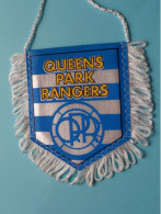 QUEENS PARK RANGERS >> WIMPEL ( Drapeau ) FANION De FOOTBALL / VOETBAL ( Pennant ) > ( Zie / Voir Scan ) +/- 10 X 8 Cm.! - Bekleidung, Souvenirs Und Sonstige