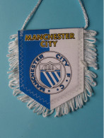 MANCHESTER CITY F.C.>> WIMPEL ( Drapeau ) FANION De FOOTBALL / VOETBAL ( Pennant ) > ( Zie / Voir Scan ) +/- 10 X 8 Cm.! - Habillement, Souvenirs & Autres