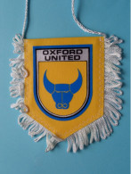 OXFORD UNITED >> WIMPEL (Drapeau) FANION De FOOTBALL / VOETBAL (Pennant) > ( See Scan ) +/- 10 X 8 Cm.! - Habillement, Souvenirs & Autres