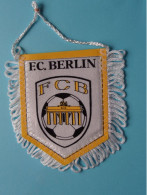 F.C. BERLIN >> WIMPEL (Drapeau) FANION De FOOTBALL / VOETBAL (Pennant) > ( See Scan ) +/- 10 X 8 Cm.! - Abbigliamento, Souvenirs & Varie