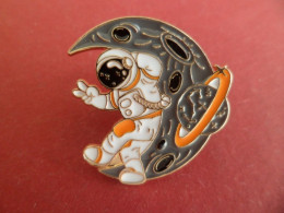 Pins Avion Aviation Espace Astronaute Lune Et Saturne - Space