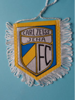 CARL ZEISS JENA FC >> WIMPEL (Drapeau) FANION De FOOTBALL / VOETBAL (Pennant) > ( See Scan ) +/- 10 X 8 Cm.! - Habillement, Souvenirs & Autres