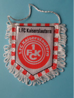 1. FC KAISERSLAUTERN >> WIMPEL (Drapeau) FANION De FOOTBALL / VOETBAL (Pennant) > ( See Scan ) +/- 10 X 8 Cm.! - Habillement, Souvenirs & Autres