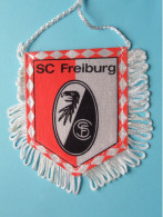 SC FREIBURG >> WIMPEL (Drapeau) FANION De FOOTBALL / VOETBAL (Pennant) ( See Scan ) +/- 10 X 8 Cm.! - Uniformes Recordatorios & Misc