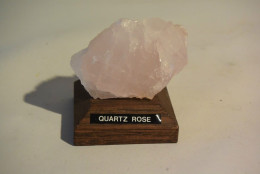 C51 Véritable QUARTZ ROSE Sur Socle En Bois - Andere & Zonder Classificatie