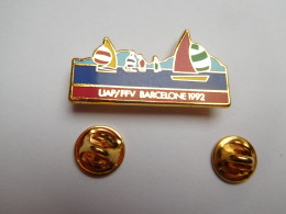 Superbe Pin's En Zamac , Assurances UAP , Marine Bateau Voilier , FFV , Fédération Française De Voile , Barcelone 1992 - Boats