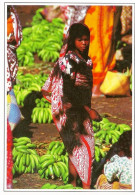 *CPM - COMORES - MUTSAMUDU - Jeune Femme En Costume Au Marché Aux Bananes - Comores
