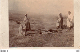 1V11 Cc  Algérie Carte Photo Hommes Combattants Faisant Cuire Le Méchoui - Männer