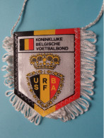 KONINKLIJKE BELGISCHE VOETBALBOND > FANION De FOOTBALL / VOETBAL (Pennant) WIMPEL (Drapeau) ( See Scan ) +/- 10 X 8 Cm.! - Bekleidung, Souvenirs Und Sonstige