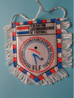 FEDERATION LUXEMBOURGEOISE > FANION De FOOTBALL / VOETBAL (Pennant) WIMPEL (Drapeau) ( See Scan ) +/- 10 X 8 Cm.! - Apparel, Souvenirs & Other