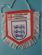 THE ENGLAND FOOTBALL ASSOCIATION > FANION De FOOTBALL / VOETBAL (Pennant) WIMPEL (Drapeau) ( See Scan ) +/- 10 X 8 Cm.! - Apparel, Souvenirs & Other