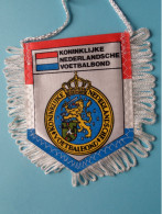 KONINKLIJKE NEDERLANDSE VOETBAL > FANION De FOOTBALL / VOETBAL (Pennant) WIMPEL (Drapeau) ( See Scan ) +/- 10 X 8 Cm.! - Uniformes Recordatorios & Misc