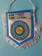 SVENSKA FOTBOLL-FÖRBUNDET > FANION De FOOTBALL / VOETBAL (Pennant) WIMPEL (Drapeau) ( See Scan ) +/- 10 X 8 Cm.! - Abbigliamento, Souvenirs & Varie