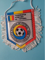 FEDERATIA ROMANA DE FOTBAL > FANION De FOOTBALL / VOETBAL (Pennant) WIMPEL (Drapeau) ( See Scan ) +/- 10 X 8 Cm.! - Apparel, Souvenirs & Other