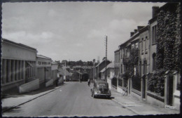 CPSM 62 Desvres - La Rue Des Nodingues - Vue De L'Ecole Jules Ferry Et 4ch Renault Avec Animation    A Voir ! - Desvres