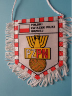 POLSKI ZWIAZEK PILKI NOZNEJ > FANION De FOOTBALL / VOETBAL (Pennant) WIMPEL (Drapeau) ( See Scan ) +/- 10 X 8 Cm.! - Bekleidung, Souvenirs Und Sonstige