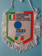 FED. ITALIANA GIUOCO CALCIO > FANION De FOOTBALL / VOETBAL (Pennant) WIMPEL (Drapeau) ( See Scan ) +/- 10 X 8 Cm.! - Abbigliamento, Souvenirs & Varie