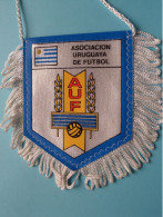 ASOCIACION URUGUAYA DE FUTBOL > FANION De FOOTBALL / VOETBAL (Pennant) WIMPEL (Drapeau) ( See Scan ) +/- 10 X 8 Cm.! - Uniformes Recordatorios & Misc