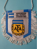 ASOCIACION DEL FUTBOL ARGENTINO > FANION De FOOTBALL / VOETBAL (Pennant) WIMPEL (Drapeau) ( See Scan ) +/- 10 X 8 Cm.! - Kleding, Souvenirs & Andere