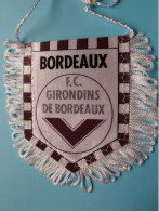 F.C. GIRONDINS DE BORDEAUX > FANION De FOOTBALL / VOETBAL (Pennant) WIMPEL (Drapeau) ( See Scan ) +/- 10 X 8 Cm.! - Abbigliamento, Souvenirs & Varie