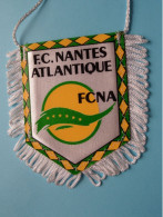 F.C. NANTES ATLANTIQUE FCNA > FANION De FOOTBALL / VOETBAL (Pennant) WIMPEL (Drapeau) ( See Scan ) +/- 10 X 8 Cm.! - Uniformes Recordatorios & Misc