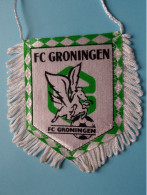 FC GRONINGEN > FANION De FOOTBALL / VOETBAL (Pennant) WIMPEL (Drapeau) ( See Scan ) +/- 10 X 8 Cm.! - Kleding, Souvenirs & Andere