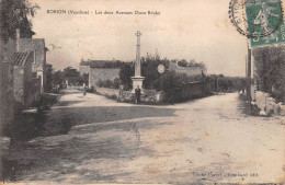 ROBION (Vaucluse) - Les Deux Avenues Oscar Roulet - La Croix - Voyagé 1915 (2 Scans) Lanthaume à La Roche-de-Glun Drôme - Robion