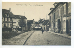 CPA (78 Yvelines) - BEYNES - Place De La République - Animation, Enfants, Commerces, Ebéniste - Vue Peu Commune - Beynes