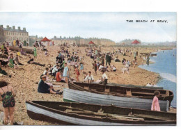 COLOURED POSTCARD -THE BEACH AT  BRAY - COUNTY WICKLOW - IRELAND - Wicklow