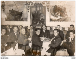 51Au   Grande Photo Natation Cercle Des Nageurs De Marseille Dirigeants Et Sportifs Dans Un Restaurant à Situer - Natación